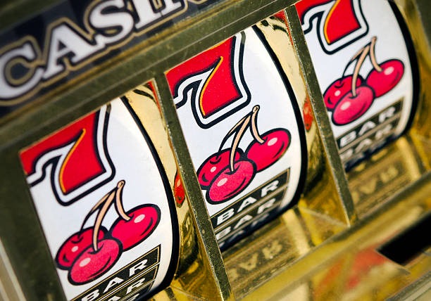 Buffalo King slot game interface showing five reels and payline structure